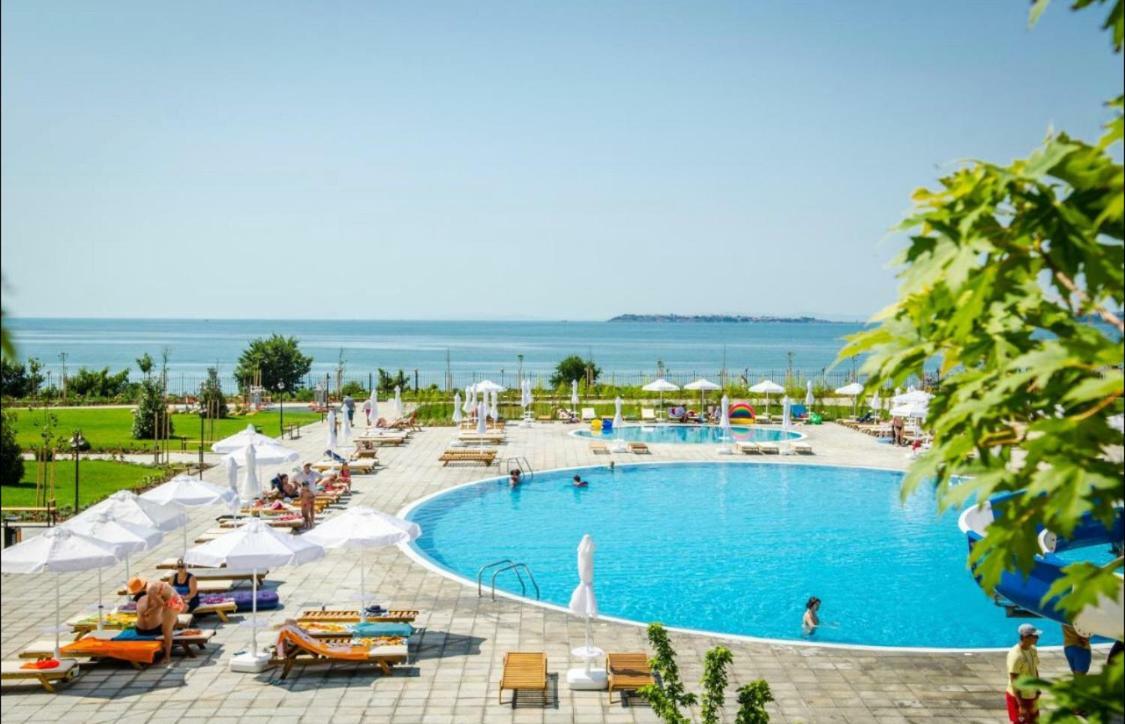Apartment In Prestige Fort Beach Свети Влас Екстериор снимка